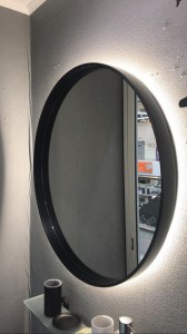 Круглое зеркало в латунной раме черное с подсветкой